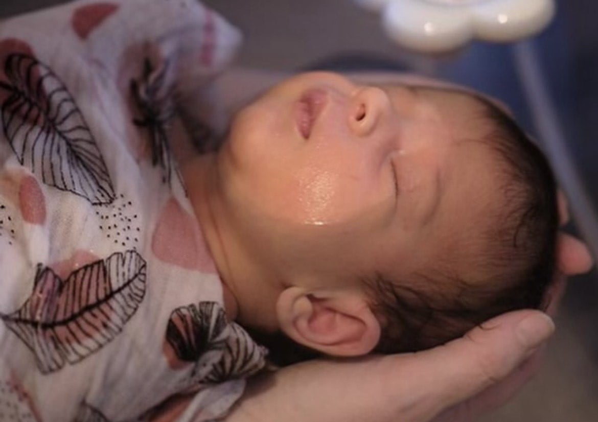 Vue rapprochée d'un bébé pendant un Thalasso Thérapeutique Bain Bébé.